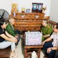 Đồng chí Lữ Văn Đồng - Trưởng Công An huyện thăm, tặng quà nhân dịp 27-7 tại Cẩm Ngọc